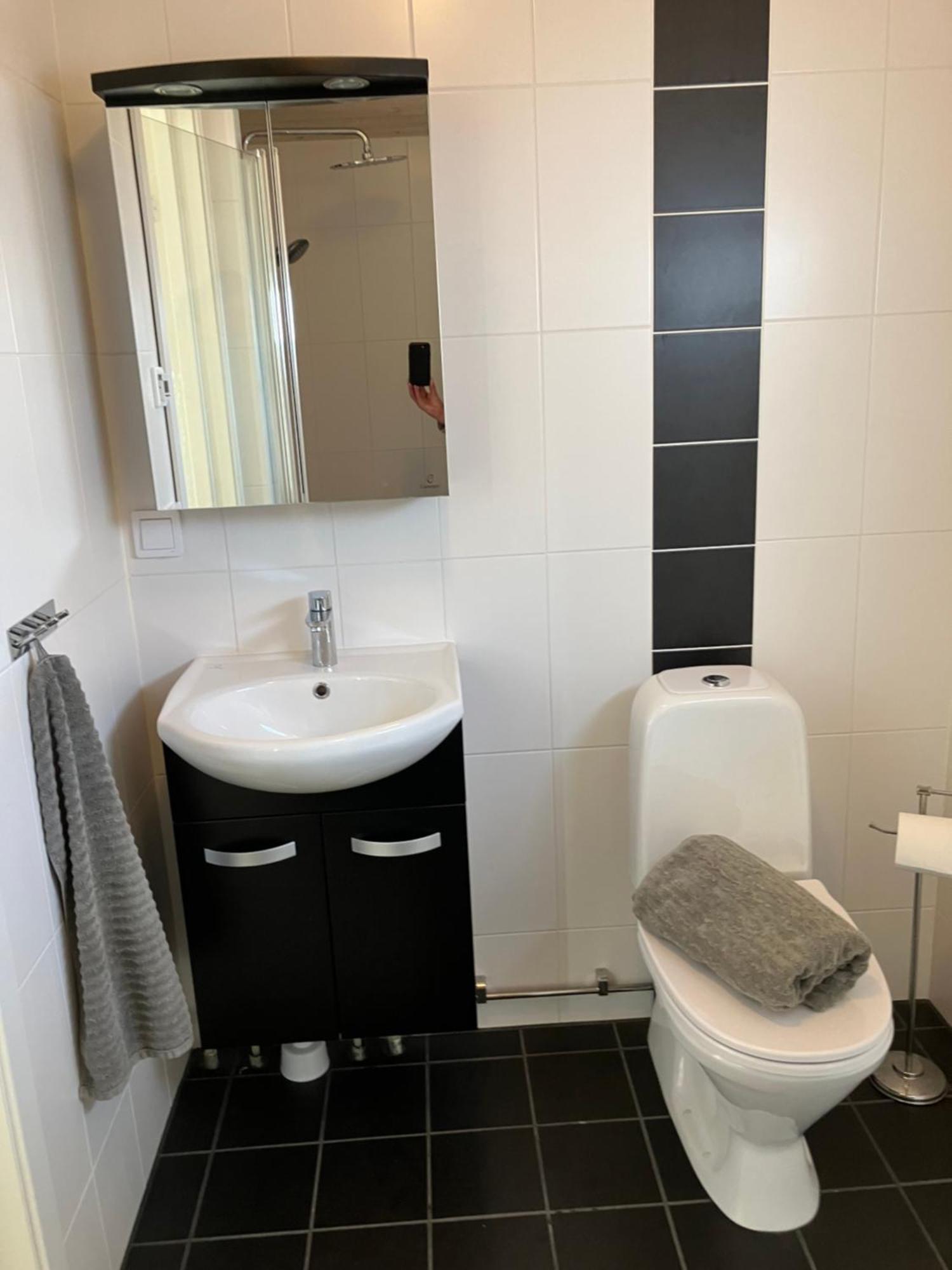 Eget Gaesthus I Vaestkustpaerlan Skaerhamn Skärhamn Exterior foto